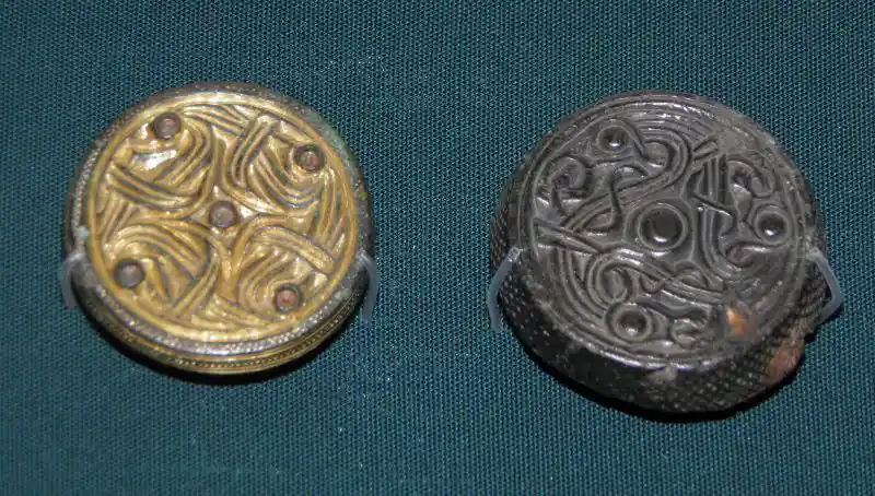 Brooches with cruciform (cross-shaped) symbol